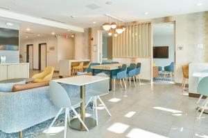 HixsonTownePlace Suites by Marriott Hixson的大楼内带桌椅的大堂