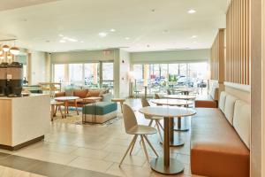 HixsonTownePlace Suites by Marriott Hixson的一间带桌椅的餐厅和一间自助餐厅