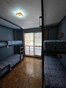 加德满都艾勒巴1000旅舍的客房设有三张双层床,铺有木地板。