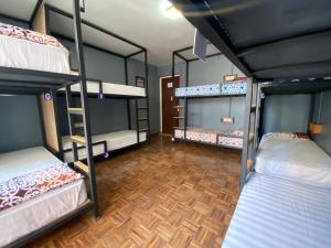 加德满都艾勒巴1000旅舍的客房设有四张双层床,铺有木地板。