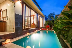 KetewelAishwarya Villa, Bali的一座房子后院的游泳池