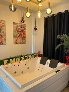 坎波巴索B&B Emozione的配有圣诞装饰的客房内的大浴缸