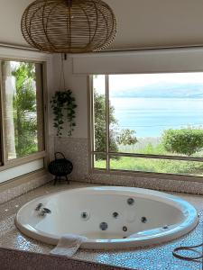 莫沙夫拉莫特The White Chalet View的带窗户的浴室设有大浴缸