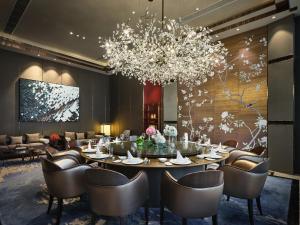 厦门厦门海景洲际酒店的一间带桌椅和吊灯的用餐室