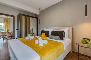 萨利TEONA Luxury Apartment with 2 rooms and terrace sea view的一间卧室设有一张大床,上面有两只填充动物