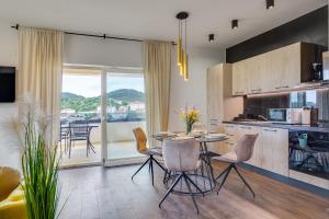 萨利TEONA Luxury Apartment with 2 rooms and terrace sea view的厨房以及带桌椅的用餐室。