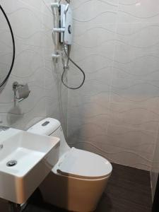 伯恩仓LAVIE HOTEL & APARTMENT的浴室配有白色卫生间和盥洗盆。