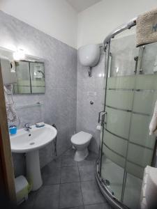 切萨雷奥港阿尔伯格普利玛维拉旅馆的浴室配有卫生间、盥洗盆和淋浴。