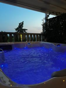 赫瓦尔Casa Benita的后院的蓝色灯光按摩浴缸