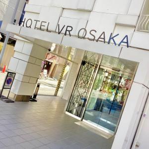 大阪hotel VR osaka的商店前方标有读酒店即食萨尔萨的标牌