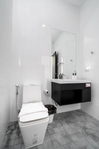 考陶The Stay Huahin - Luxury Private Pool Villa的白色的浴室设有卫生间和水槽。