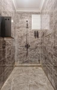伊斯坦布尔Manu Startup House的一间带淋浴的浴室和瓷砖墙