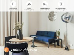 赫尔辛基UNITY Helsinki的客厅配有蓝色的沙发和桌子