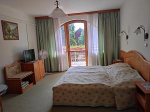 赫维兹Ágnes Hotel的一间卧室设有一张大床和一个窗户。
