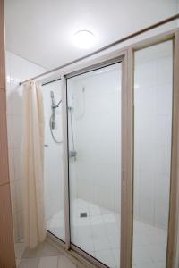 宿务鹬鸵酒店的带淋浴和浴帘的浴室