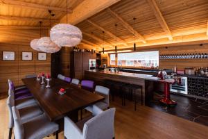 圣安东阿尔贝格Riffelalp Lodge的一间带桌椅的用餐室和一间酒吧