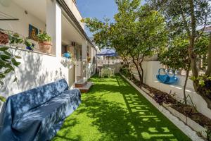 卡尔博尼亚B&B il Rifugio的庭院里带蓝色沙发的花园
