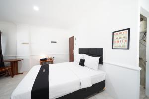 三宝垄DS Colive Marina的卧室配有一张白色大床