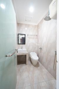 三宝垄DS Colive Marina的一间带卫生间和水槽的浴室