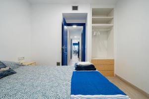 卡拉费尔La Casa del Pescador Calafellmar的一间卧室配有一张带蓝色毯子的床