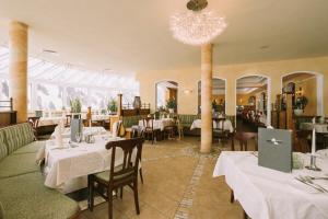 上陶恩蒙大拿酒店的一间带桌椅和吊灯的餐厅