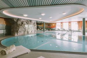 上陶恩蒙大拿酒店的大楼内的大型游泳池,设有大型浴缸