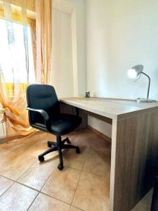 塞尔莫内塔Appartamento Oasi di Pontenuovo的办公室,带桌椅和台灯