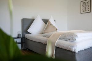 科布伦茨Luxuriöse Wohnung mit Flussblick nahe Stadtzentrum的床上铺有白色枕头的床