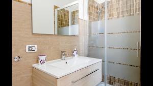 努奥罗B&B Maison Rosetta IUN-E4948的一间带水槽和淋浴的浴室