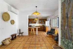 孔波尔塔Comporta Center Villa的一间厨房和铺有瓷砖地板的客厅