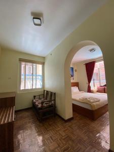 加德满都艾勒巴1000旅舍的卧室配有床,房间设有拱门
