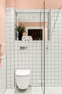 奥斯陆BJØRVIKA APARTMENTS - Solli的一间带卫生间和玻璃淋浴间的浴室