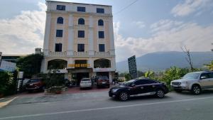 河江Friend Hotel Hà Giang的停在大楼前的一辆黑色汽车