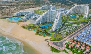 金兰市Home Seview at Cam ranh Nha Trang Aparment的海滩上的度假村的空中景致