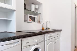 维也纳Modern 1BR Apart- Suitable for Longstays的白色的厨房配有洗衣机和烘干机