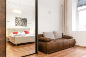 维也纳Modern 1BR Apart- Suitable for Longstays的一张床铺和一张沙发的镜子