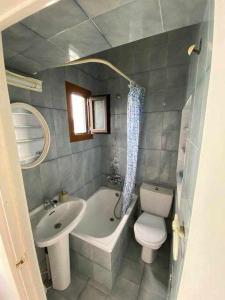 拉斯特雷斯Durmiendo con el mar的浴室配有盥洗盆、卫生间和浴缸。
