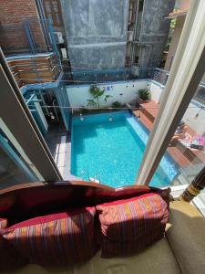 加德满都艾勒巴1000旅舍的带沙发的窗户享有游泳池的景致。