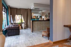 斯瓦科普蒙德Swakopmund Sands的带沙发和酒吧的客厅