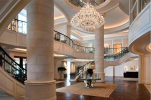 亚特兰大亚特兰大瑞吉酒店的一个带吊灯和楼梯的大型大堂