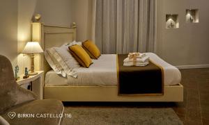 卡利亚里Albergo Diffuso Birkin Castello的一间卧室配有一张带黄色枕头的大床