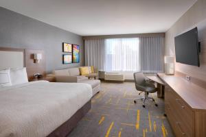 霍桑TownePlace Suites by Marriott Los Angeles LAX/Hawthorne的配有一张床和一张书桌的酒店客房
