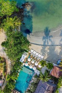 象岛VAYNA Boutique Koh Chang的享有带游泳池的度假村的空中景致