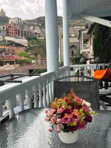 第比利斯Apartment in historical district of Tbilisi的花瓶坐在阳台上的桌子上