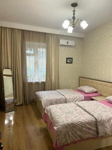 第比利斯Apartment in historical district of Tbilisi的一间卧室设有两张床和窗户。