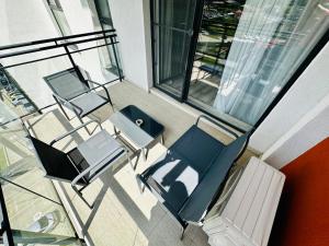 蒂米什瓦拉Sunset View Apartment的大楼内一个带桌椅的空阳台