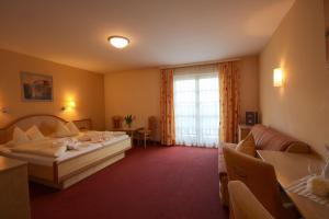 伊姆斯特诺伊纳酒店的酒店客房设有床和窗户。