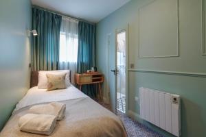 香农河畔卡里克Topper's Rooms Guest Accommodation的一间卧室设有一张床和一个窗口