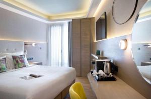 雅典雅典温德姆公寓酒店的一间酒店客房,配有一张床和一台电视