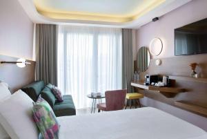 雅典雅典温德姆公寓酒店的酒店客房设有床和客厅。